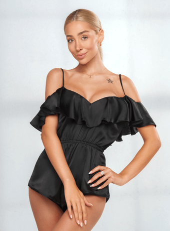 Modelis atvaiduoja intimates by don drabužius